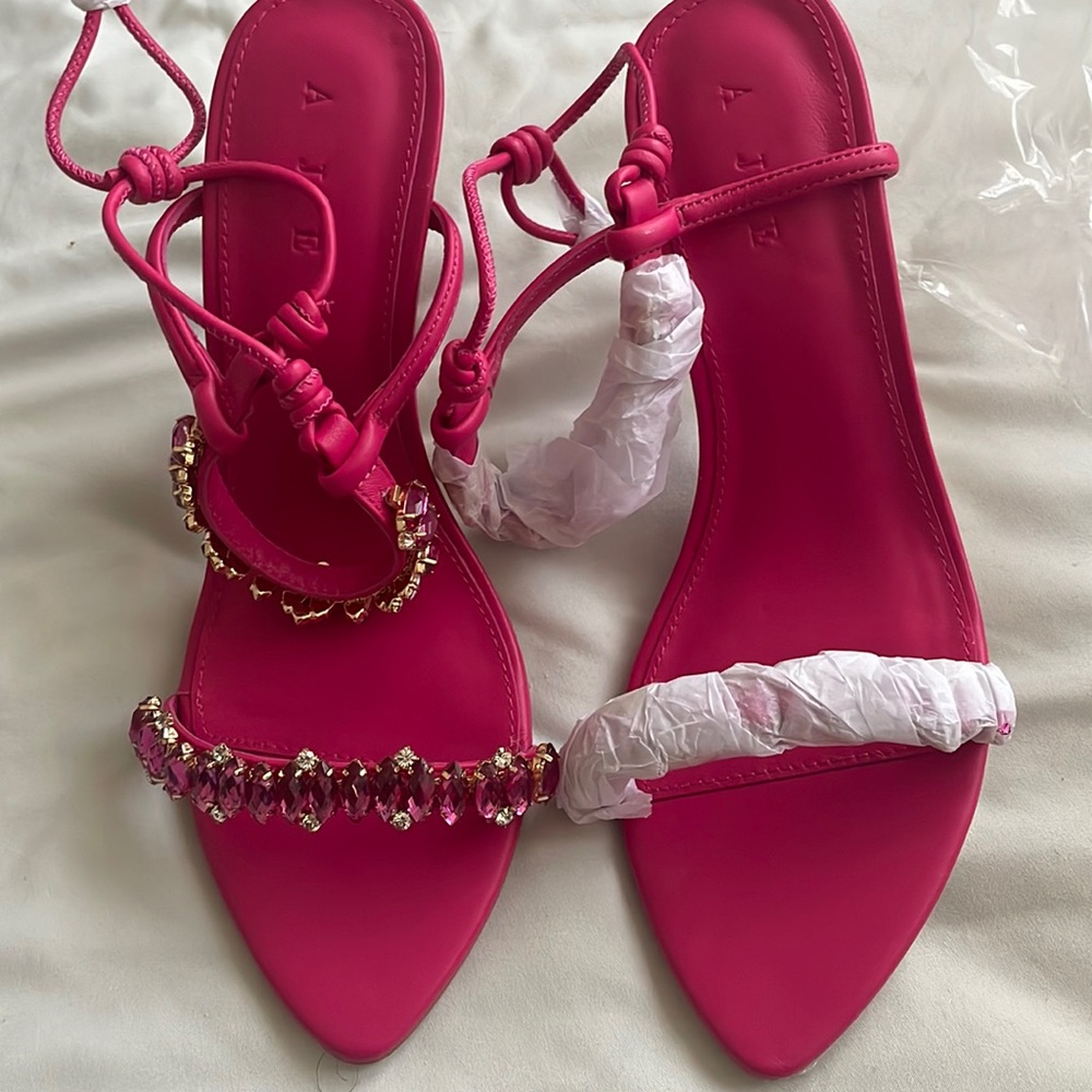 Got it for a birthday gift ! BRAND NEW. PRICE IS NEGOTIABLE